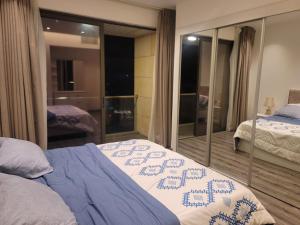 1 Schlafzimmer mit 2 Betten und einem großen Spiegel in der Unterkunft Amman Damac tower in Amman