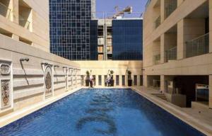ein großer Pool in der Mitte eines Gebäudes in der Unterkunft Amman Damac tower in Amman