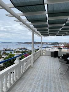 博德魯姆的住宿－İZAN VİLLA BAKIŞ APARTMENTS，享有水景的阳台