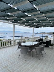 patio ze stołem i krzesłami na balkonie w obiekcie İZAN VİLLA BAKIŞ APARTMENTS w Bodrum