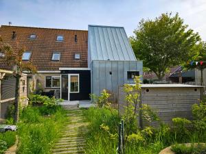 una renovación de una casa con techo de pizarra en Vakantiewoning Otje AK15 Aagtekerke, en Aagtekerke