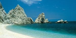 a view of a beach with rocks in the water at Casa Matilde e Aurora GIARDINO e POSTO AUTO in Sirolo