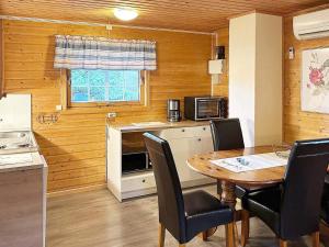 Η κουζίνα ή μικρή κουζίνα στο 4 person holiday home in Lysøysundet