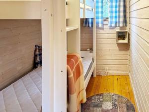 Ένα ή περισσότερα κρεβάτια σε δωμάτιο στο 4 person holiday home in Lysøysundet