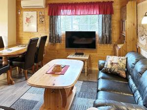 Μια τηλεόραση ή/και κέντρο ψυχαγωγίας στο 4 person holiday home in Lysøysundet