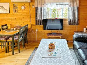 Χώρος καθιστικού στο 4 person holiday home in Lysøysundet