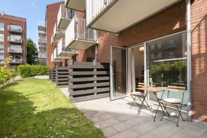 un patio con mesa y sillas junto a un edificio en Studio from paradise, en Aarhus
