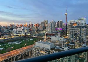2 BR with Amazing city views, Free parking and pool في تورونتو: اطلالة على مدينة بها طريق سريع ومباني
