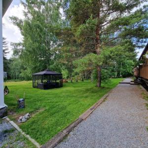 a yard with a gazebo in the grass at Junamajoitus Tuuri Train Station in Tuuri