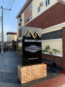 un cartello di fronte a un edificio di Masters Class Hotels and Apartment a Uyo