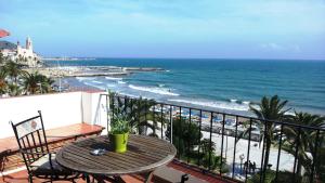 balcón con mesa y vistas a la playa en Apartaments Mare Nostrum, en Sitges
