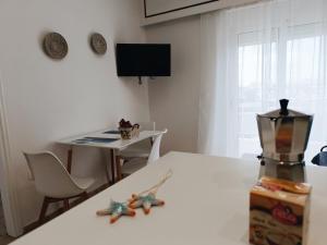 una stanza con un tavolo con due stelle marine di Nautilus City Studios & Apartments a Città di Rodi