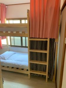 Ένα ή περισσότερα κρεβάτια σε δωμάτιο στο GUESTHOUSE UJIRIVER Kyoto