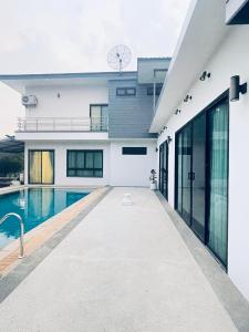 une image d'une maison avec une piscine dans l'établissement Romlaphass Boutique hotel, à Kalasin