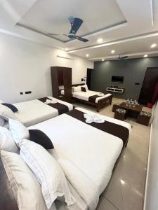 ein Schlafzimmer mit 2 Betten und ein Wohnzimmer in der Unterkunft The Ocean Edge in Puducherry