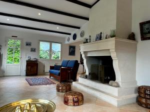 sala de estar con chimenea y silla azul en Le petit Fauchon - Villa avec vue mer, en Île-dʼAix 21 fotos más