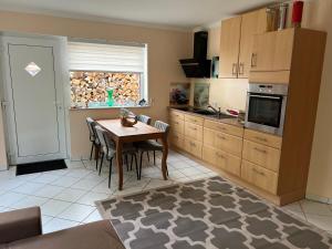 a kitchen with a table with chairs and a microwave at Ferienwohnung Schwanheim in Schwanheim