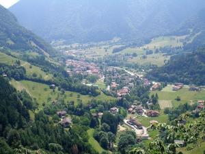 una pequeña ciudad en un valle en las montañas en Appartement in Tiarno Di Sotto en Tiarno di Sotto