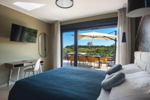 um quarto com uma cama e uma mesa com um guarda-chuva em Villa Maria Luisa em Pula mais 27 fotografias