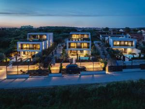 uma vista aérea de uma casa à noite em Villa Maria Luisa em Pula