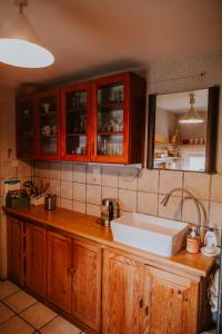 Dapur atau dapur kecil di Domek nad Jeziorem Parzeńskim