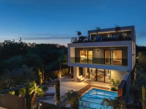 uma casa com piscina à noite em Villa Maria Luisa em Pula