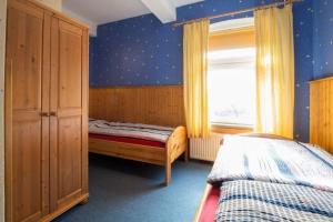 - une petite chambre avec un lit et une fenêtre dans l'établissement Appartement in Pellworm mit Garten, Terrasse und Grill, à Pellworm