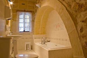 bagno con vasca e lavandino di Villa Harruba a Xagħra