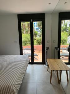 1 dormitorio con cama y mesa de madera en Luxurious apartment in Puerto Banus Marbella, en Marbella