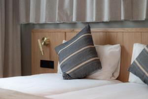 una cama con una almohada encima en Old Town Apartments by Staynnapartments, en Bilbao