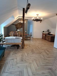 a living room with a wooden floor and a table at Pensjonat u cioci Reni in Korfantów +53 photos