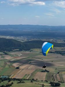een blauwe en gele parachute die over een veld vliegt bij Hochkogelhaus - flying oasis in Maiersdorf