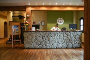 Ein Mann sitzt in einer Bar in einem Restaurant. in der Unterkunft Kau Yatún Hotel Boutique in El Calafate