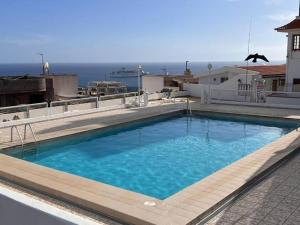 une grande piscine sur le toit d'une maison dans l'établissement Vista Mar y piscina climatizada, à Arona
