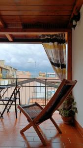 un balcón con hamaca y vistas en Casa Di Pam, en Scicli
