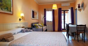 Habitación de hotel con cama y comedor en Casa Di Pam, en Scicli