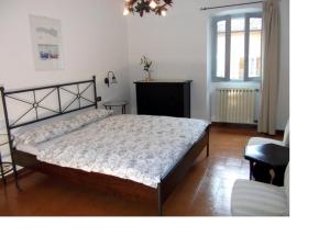 ein Schlafzimmer mit einem Bett und einem Stuhl in der Unterkunft Apartment Fico in Tignale