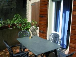einen Tisch und Stühle auf einer Terrasse in der Unterkunft Apartment Fico in Tignale