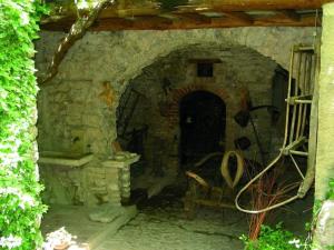 einen steinernen Torbogen in einem Steingebäude mit einer Tür in der Unterkunft Apartment Fico in Tignale