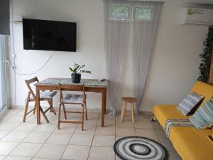 een woonkamer met een tafel en een bank bij PRIVATE SEASIDE GUEST HOUSE... in Agia Marina Mikrolimanou