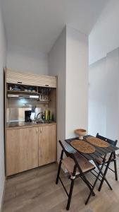 uma sala de jantar com duas mesas e uma cozinha em Apartments Katoji em Chrani