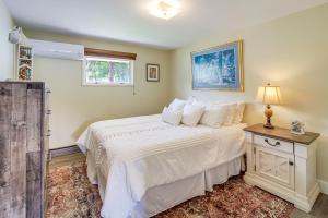 - une chambre avec un lit blanc et une fenêtre dans l'établissement Lakefront Oroville Paradise Private Beach and Dock!, à Oroville
