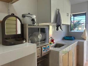 Η κουζίνα ή μικρή κουζίνα στο JM&M Home Stay in Olango Island