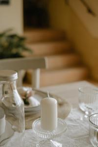 una vela sentada sobre una mesa con un plato en Belcasale en Vignale