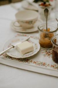 un trozo de pastel en un plato en una mesa en Belcasale, en Vignale