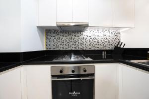 Una cocina o kitchenette en Paramount Midtown Hotel, Burj Khalifa Views