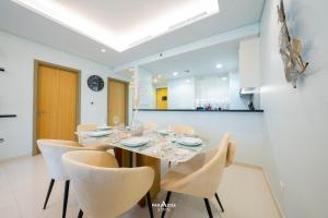 Una cocina o kitchenette en Paramount Midtown Hotel, Burj Khalifa Views