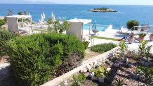 a garden with a view of the ocean at Il sogno di Zante in Skinária