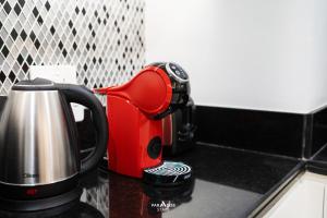Tetera y cafetera en Paramount Midtown Hotel, Burj Khalifa Views