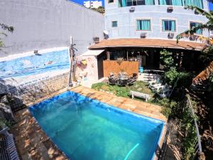 an overhead view of a swimming pool in front of a house at Hostel Paraíso in Arraial do Cabo